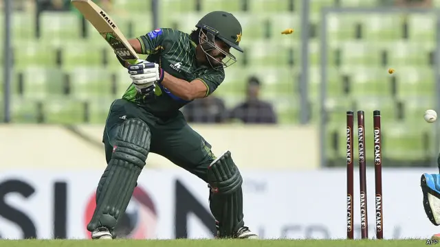 فواد عالم بھی محمد حفیظ کی طرح مسلسل دوسرے میچ میں ناکام رہے ۔