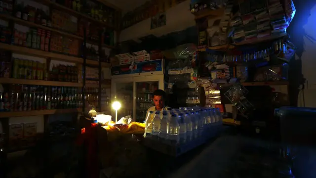 قطع برق و کمبود بنزین برای مولدهای الکتریکی، بخش وسیعی از یمن را در تاریکی فرو برده است