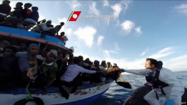 Los barcos salen de Libia atestados de inmigrantes.