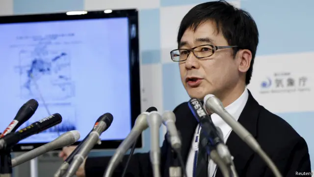 الدكتور كوجي ناكامورا، رئيس قسم مراقبة الزلازل والبراكين، في وكالة الأرصاد الجوية اليابانية يستعرض في مؤتمر صحفي المعلومات المتوفرة عن الزلزال.