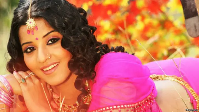 مونالیزا اب تک تقریباً ایک سو بھوجپوری فلموں میں کام کر چکی ہیں