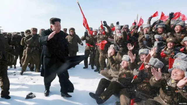 Xəbər verilir ki, bu səfərdən məqsəd liderin bu yerlərdə hərbi manevrləri yenicə başa çatdırmış Koreya Xalq Ordusunun pilotları ilə görüşü olub.