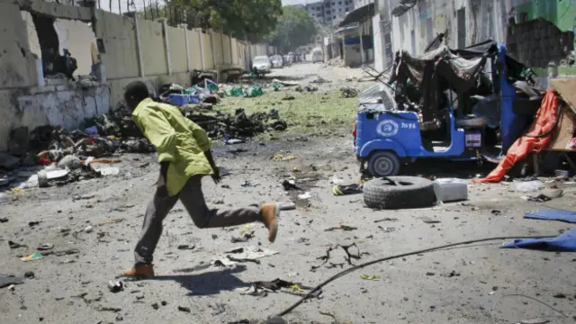 دارالحکومت موگادیشو میں ایک سرکاری عمارت کے گیٹ پر ہونے والے کار بم حملے کے بعد کا منظر