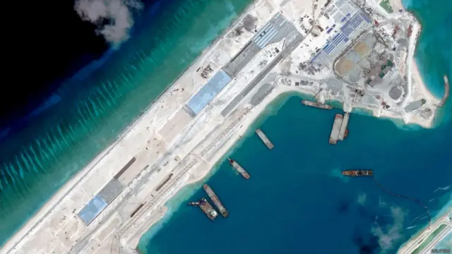 卫星拍摄南沙群岛永暑礁上疑似中国建设机场的情况（2/4/2015）