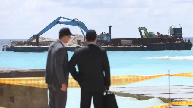 台湾立法院外交国防委员会委员在南沙太平岛视察码头建设工程（台湾中央社图片5/11/2015）