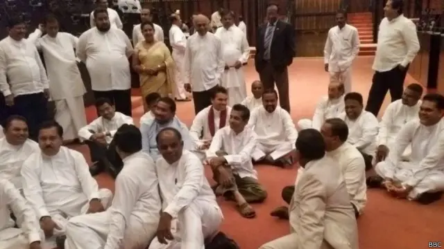 "හිටපු ජනාධිපති මහින්ද රාජපක්ෂ අල්ලස් කොමිසමට කැඳවන්න එපා" 