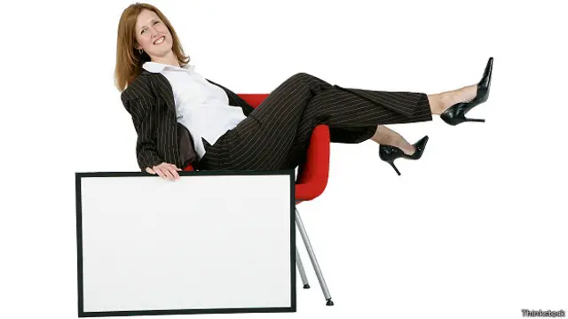 Женщина в расслабленной позе в офисе