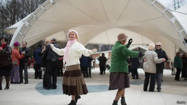 Moskvanın Sokolniki parkında rəqs