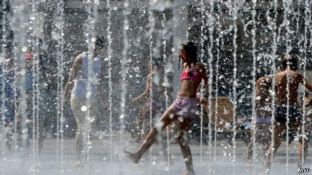 Yeni gənc sinif formalaşır ki, onlar Moskvanı fərqli görmək istəyir və bununla bağlı işlər görürlər.