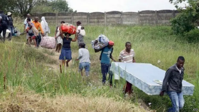 ولجأ بعض الأجانب، بعد الهجمات، إلى الفرار من منازلهم، مثل هؤلاء الزمبابويون