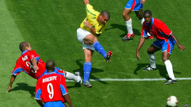  تن تنہا مخالف ٹیموں کے دفاع کی دھجیاں اڑانے والے رونالڈو کو فٹبال کے کھیل کو بدلنے کا اعزاز حاصل ہے