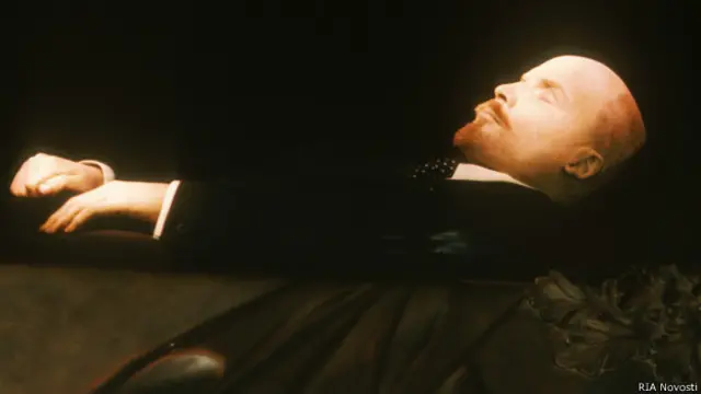 Тело Владимира Ленина в мавзолее