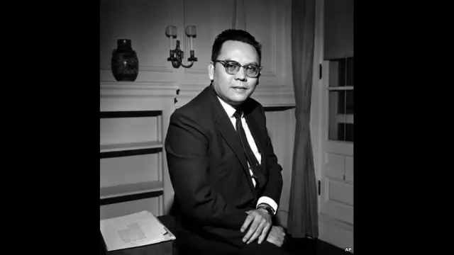 Trần Thiện Khiêm (1925- ): Sau hai lần giải vây cho Tổng thống Ngô Đình Diệm trước âm mưu đảo chính, ông lại tham gia cuộc đảo chính thành công tháng 11 năm 1963. Ông được thăng trung tướng, nhưng năm 1964, ông giúp tướng Nguyễn Khánh đảo chính, hạ bệ tướng Dương Văn Minh. Ông được cử làm tổng trưởng quốc phòng và  phong đại tướng. Trong giai đoạn ngắn, Sài Gòn chứng kiến chế độ “tam đầu chế” gồm tướng Khánh, Minh và Khiêm. Nhưng tháng 10/1964, cả ông Minh và Khiêm đều phải lưu vong. Ông Khiêm đi làm đại sứ tại Mỹ, rồi tại Đài Loan cho đến 1968. Năm 1969, ông trở thành thủ tướng và giữ chức này đến 1975. Tháng Tư năm đó, ông rời Sài Gòn cùng Tổng thống Thiệu và sau này sống tại Mỹ. 