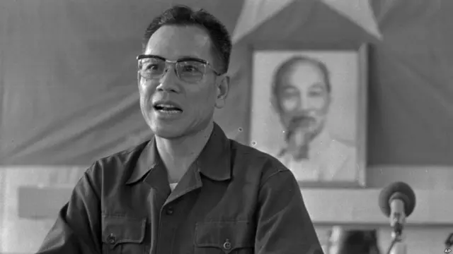 Trần Văn Trà (1918-1996) : Phó Tổng tham mưu trưởng Quân đội nhân dân Việt Nam (1955- 1962), ông được cử vào Nam năm 1963. Ông là Phó Tư lệnh Quân Giải phóng miền Nam Việt Nam (1968-1972), và là Tư lệnh Quân Giải phóng miền Nam Việt Nam (1974-1975), và là Chủ tịch Ủy ban Quân quản Thành phố Sài Gòn - Gia Định sau ngày 30/4/1975. Một phần hồi ký của ông bị thu hồi năm 1982 do bị coi là có quan điểm không chính thống, và chỉ được in lại nhiều năm sau khi ông mất.