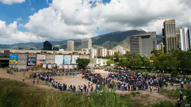 La escasez de alimentos obliga a los venezolanos a hacer largas colas.