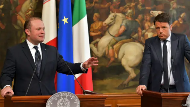 El primer ministro de Malta, Joseph Muscat (izquierda), y el mandatario italiano, Matteo Renzi (derecha).