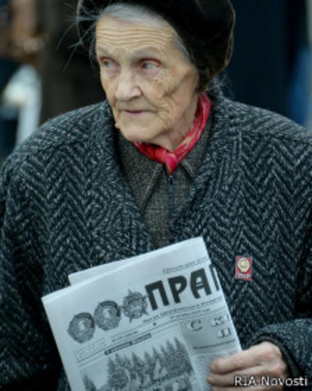 Пожилая женщина с номером газеты "Правда"