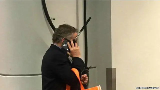 Kulakta selfie çubuğu.