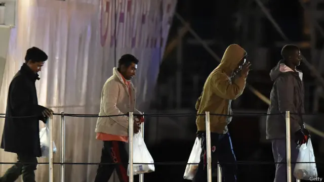 En el naufragio del domingo sobrevivieron 27 personas; dos de ellas fueron detenidas acusadas de tráfico de personas.