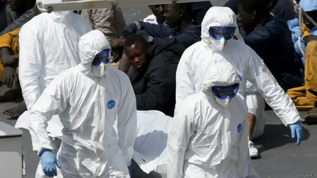 Las autoridades temen que en el barco naufragado el domingo hubiera hasta 900 personas.