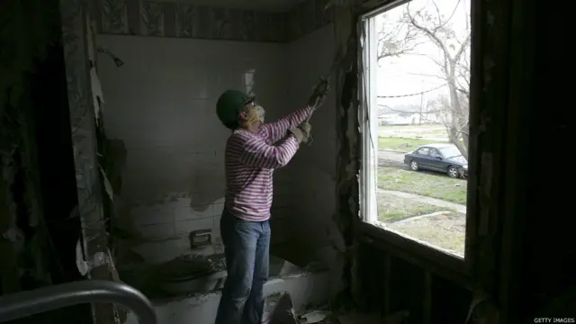 新奧爾良某被毀住房內工人在拆卸幹壁（2006年圖片）