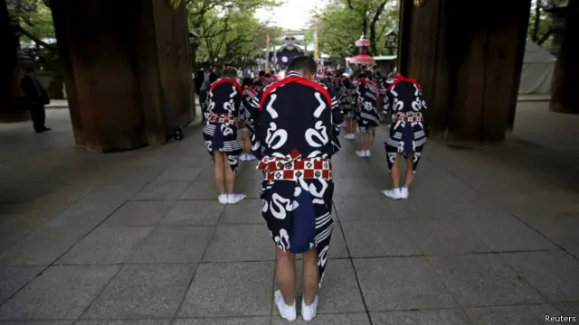 日本首相安倍晋三周二（4月21日）向东京靖国神社当天开始的春季祭奠供奉了一株“真榊”。