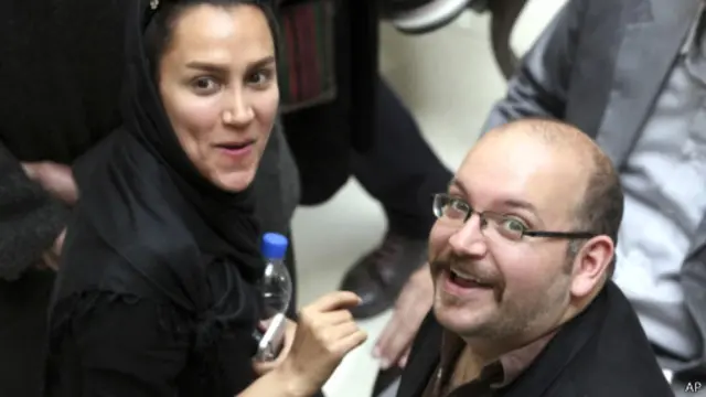 جیسون رضاییان همراه همسرش بازداشت شد و هنوز در بازداشت به سر می‌برد