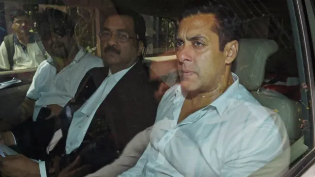 سلمان خان اپنے وکیل کے ساتھ مقدمے کی سماعت کے لیے آتے ہوئے کار میں دیکھے گئے