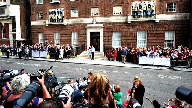 Сотні журналістів, фотографів і телерепортерів з усього світу "взяли в облогу" лікарню, де народився принц Джордж