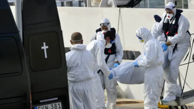 گارد ساحلی ایتالیا اجساد را به ساحل سیسیلی منتقل میکند