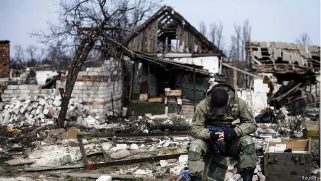 Военный у разрушенного дома