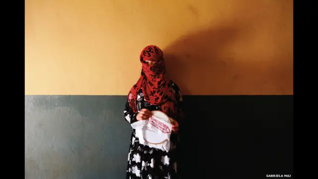 میج کی تصاویر کے ساتھ ان حالات کا ذکر کیا گیا ہے جس میں ان خواتین پر جرم ثابت ہوا اور انہیں سزا ہوئی۔ میج کے مطابق ان خواتین کے تحفظ کے لیے ان کے اصل نام استعمال نہیں کیے گئے ہیں اور جان بوجھ کر ان کی کہانیوں کو ان کی تصاویر کے ساتھ بیان نہیں کیا گیا ہے۔ 