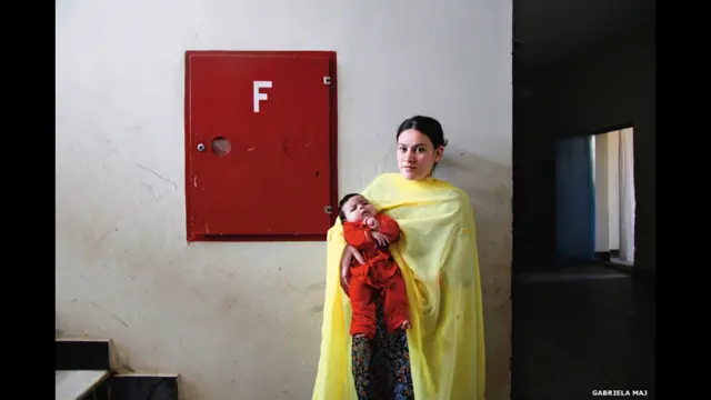 ہر کہانی میں اس خاتون کا جرم ، اس کی عمر اور سزا کا عرصہ بتایا گیا ہے۔ تصاویر اور کہانیوں کو اس لیے جان بوجھ کر الگ شائع کیا گیا ہے تاکہ کوئی بھی خاتون جس جرم کی سزا کاٹ رہی ہے وہ کہیں اس کی پہچان نہ بنا لی جائے۔ 