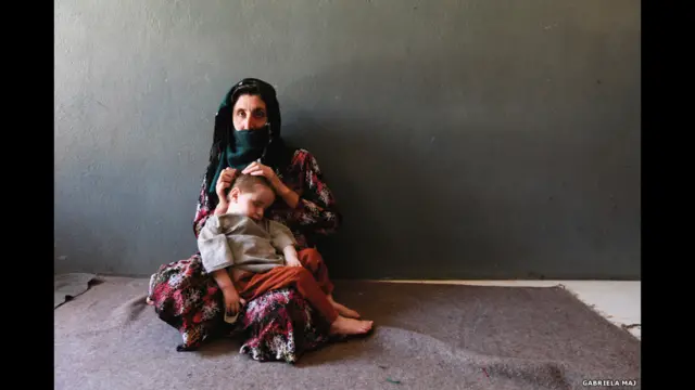 میج نے افغانستان میں پہلی بار سنہ 2010 میں بدام باغ میں خواتین کی جیل میں کام کیا تھا۔ اس جیل میں منشیات کی سمگلنگ اور قاتلوں کے ہمراہ ’اخلاقی جرائم‘ کی مرتکب خواتین بھی قید تھیں۔ وہاں بچے بھی اپنی ماؤں کے ہمراہ قید تھے۔