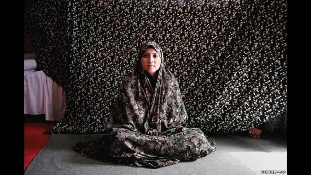 میج نے اپنی کتاب میں لکھا ہے کہ ’بدام باغ میں پہلے دن میری ملاقات کئی نوجوان خواتین سے ہوئی جن کی زندگیاں حقِ خود ارادیت جیسے حق سے محروم تھیں، یہ وہ حق تھا جو مجھے ہمیشہ حاصل تھا اور میں اس کی اتنی قدر نہیں کرتی تھی۔