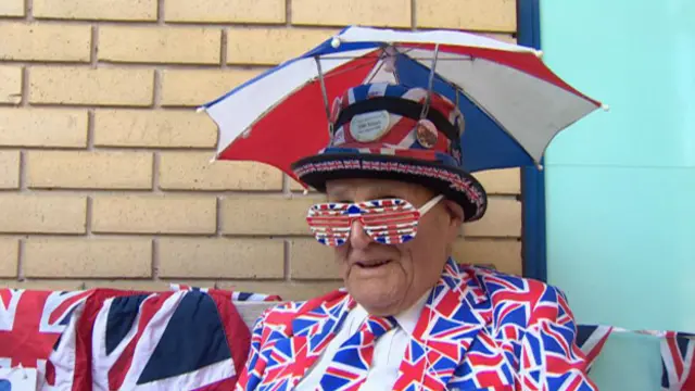 一些民众已经在圣玛丽医院外等待了长达两周之久。