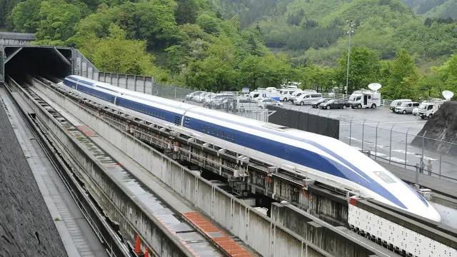 Wasafiri wamesongamana nje ya vituo vya reli wakisubiri ruhusa ya kusafiri.