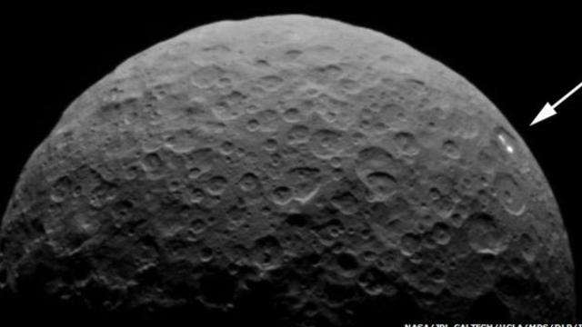 No se sabe a ciencia ciertá por qué aparecen esos puntos luminosos en Ceres.