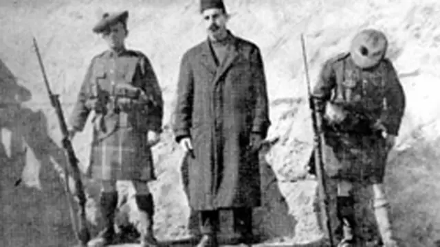 İngiliz askerleri tarafından tutuklanan bir Osmanlı yetkili.