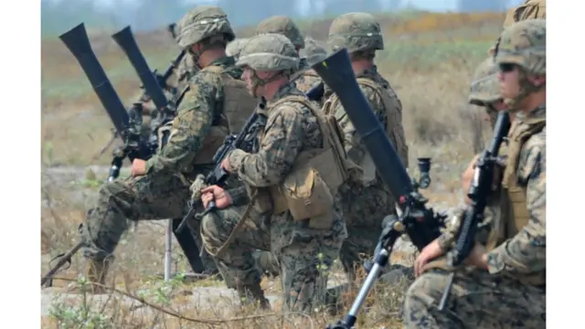 美方凖備榴彈炮攻擊敵方據點。