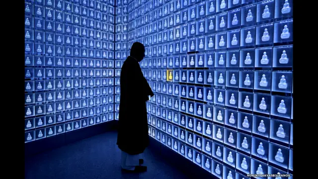 Монах молится в храме Бансёдзи