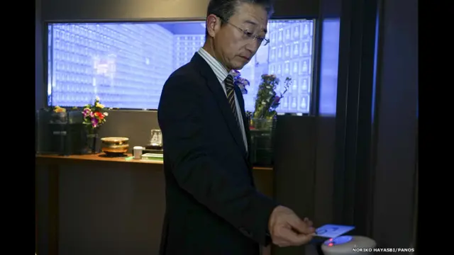 Мужчина с электронной картой в храме