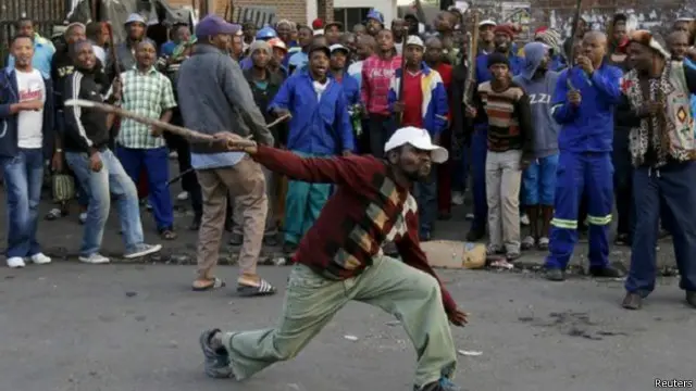 يتهم سكان محليون الأجانب بالاستيلاء على وظائفهم 