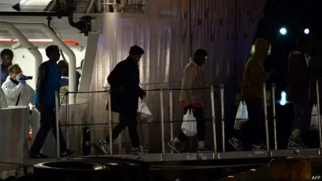 Нелегальные мигранты, спасенные после крушения судна, прибыли в итальянский порт Катания