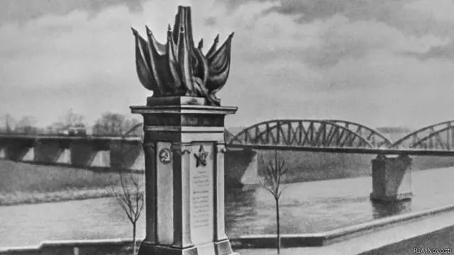 Монумент в Торгау в честь встречи советских и американских войск в апреле 1945 г.