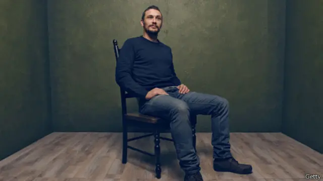 الممثل جيمس فرانكو خلال التقاط صور له من كواليس فيلم "قصة حقيقية"