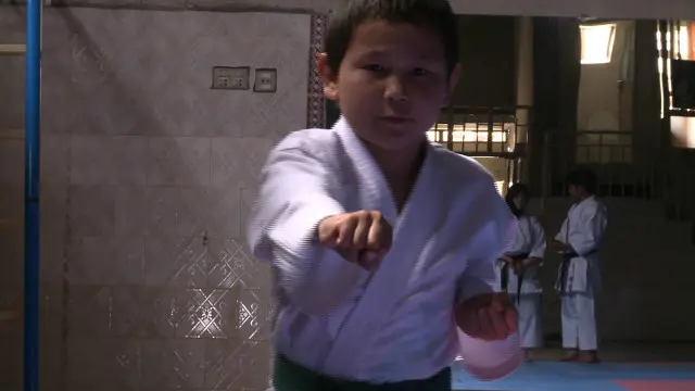 یہاں بچے، نوعمر لڑکے لڑکیاں سبھی تربیت حاصل کرتے ہیں