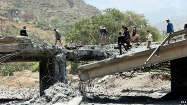 قتل 20 شخصا نتيجة غارة على قافلة على جسر في مدينة إب