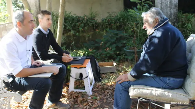 Expresidente Mujica entrevistado por dos periodistas de BBC Mundo.