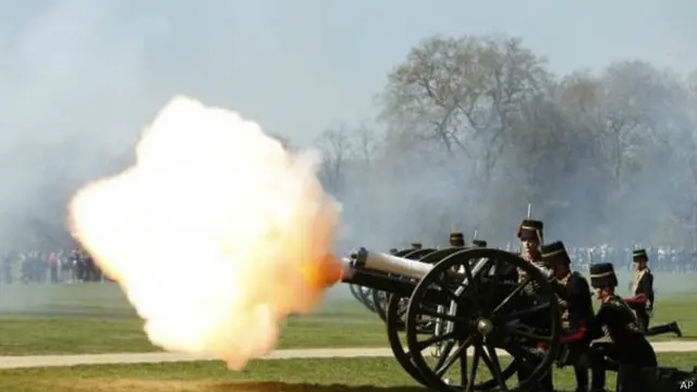 皇家炮兵在伦敦海德公园鸣放41响礼炮。为女王祝寿。